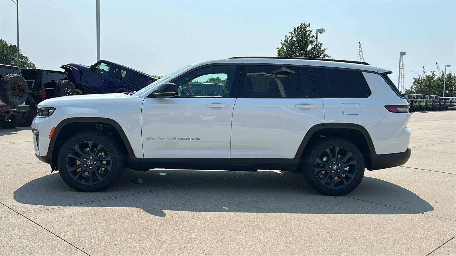 New 2026 Bright White Clear-Coat Exterior Paint Jeep  image 7