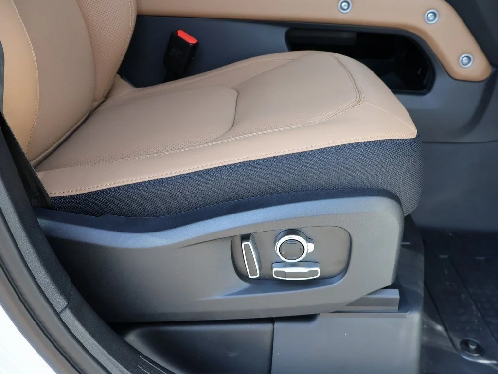2025 Land Rover Defender V8 - Photo 10