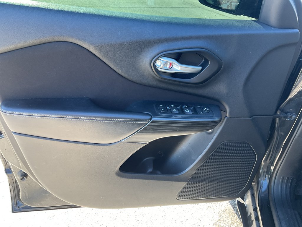 Used 2015 Brilliant Black Crystal Pearlcoat Jeep Latitude image 13