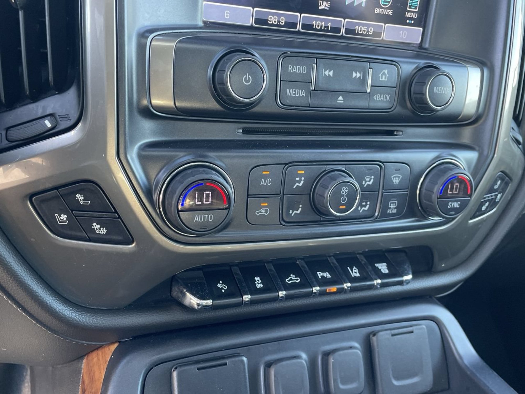 Used 2019 Summit White Chevrolet High Country image 24