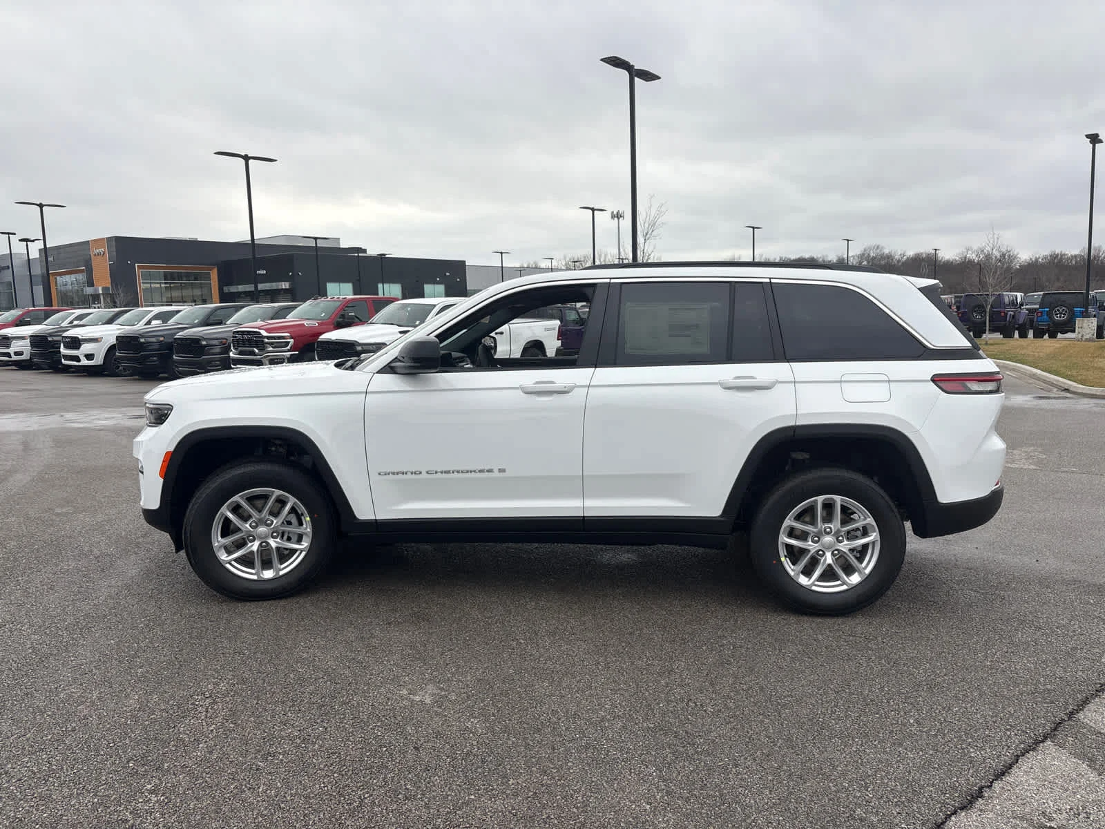 New 2026 Bright White Clear-Coat Exterior Paint Jeep Laredo image 5