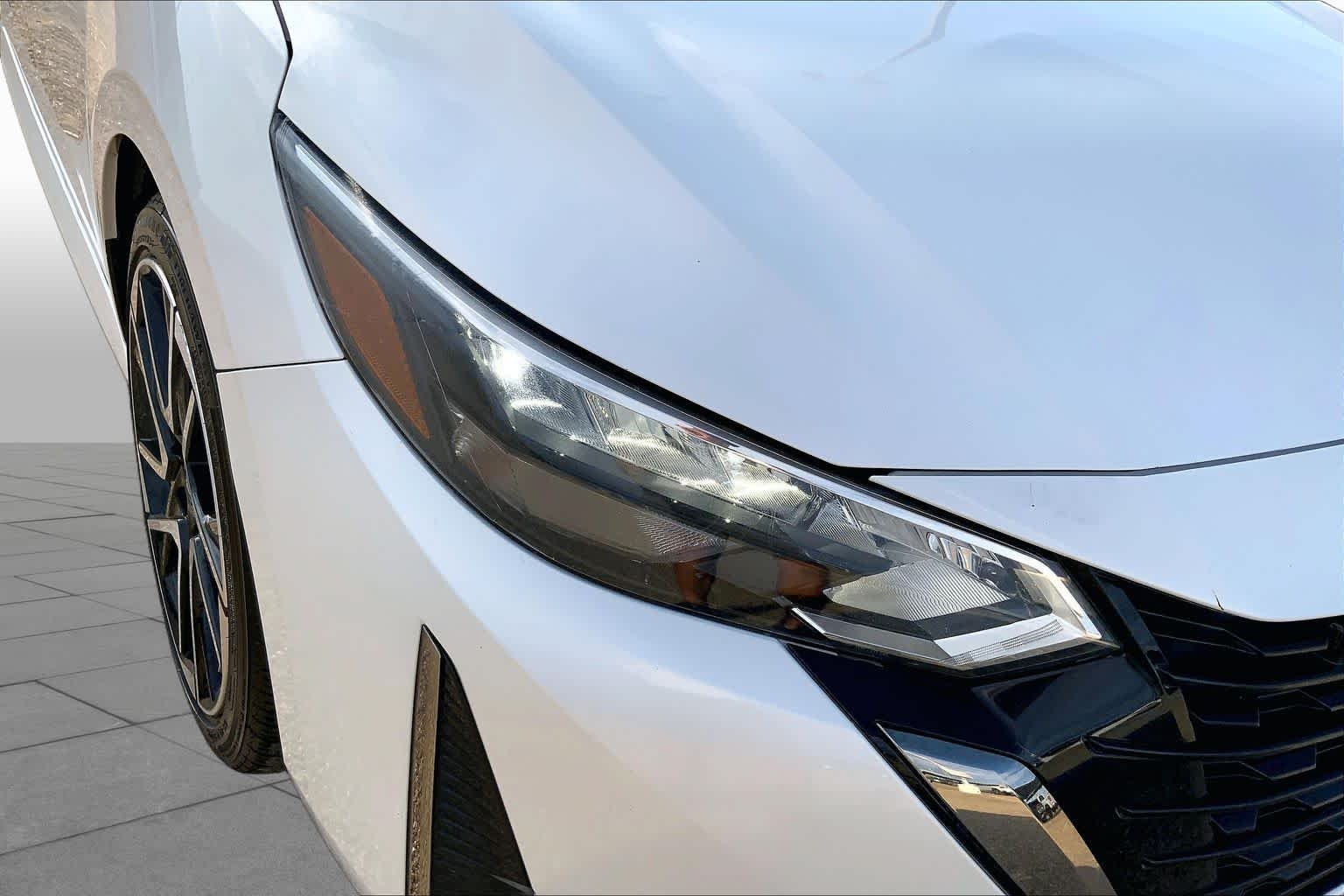 Used 2025 Aspen White Tricoat/Super Black Nissan SR image 28