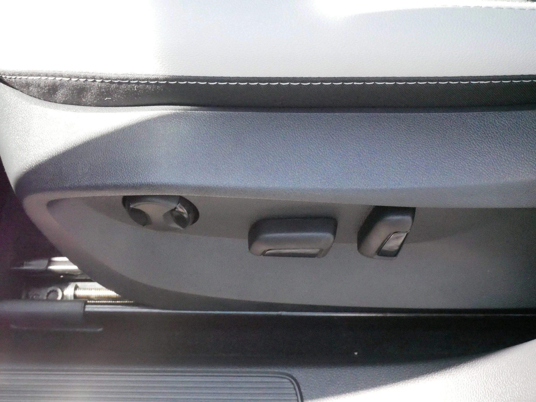 Certified Used 2025 Platinum Gray Metallic Volkswagen SE image 20
