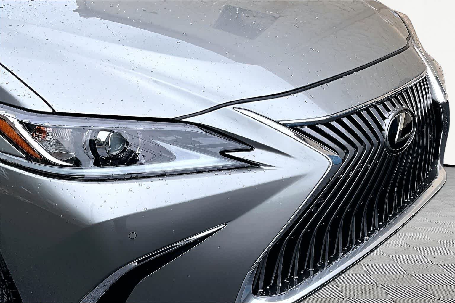 Used 2020 Atomic Silver Lexus  image 30