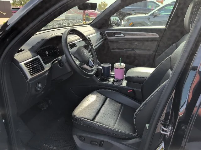 Used 2022 Black Volkswagen 3.6L V6 SE w/Technology image 3