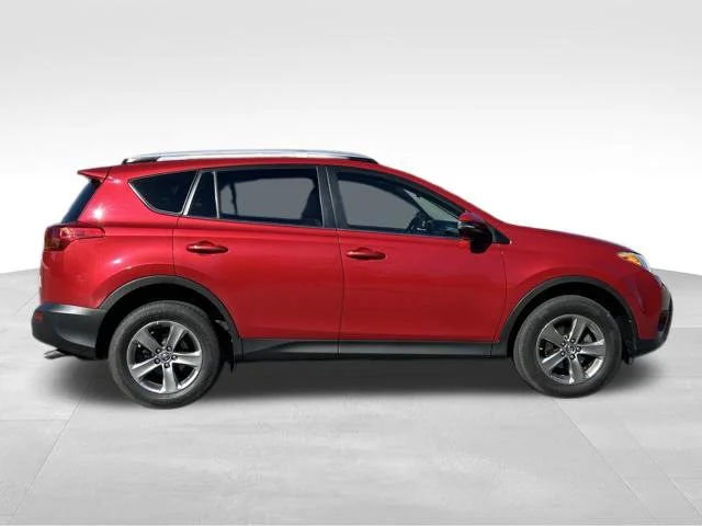 Used 2015 Red Toyota XLE image 3