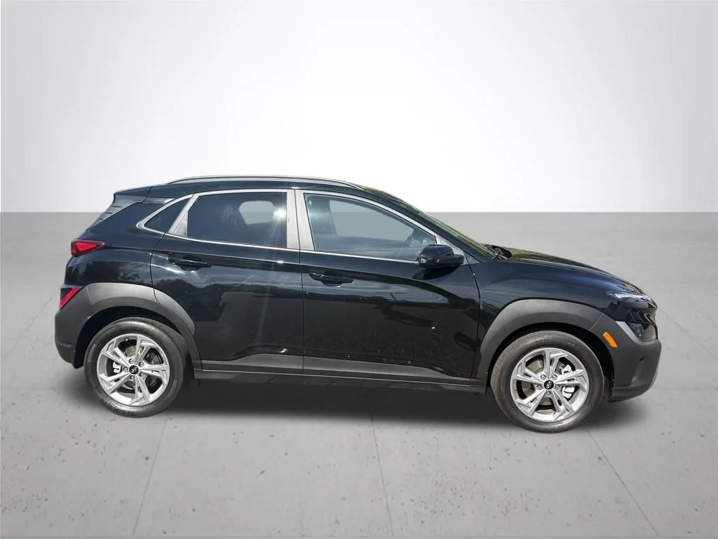 Used 2022 Black Hyundai SEL image 2