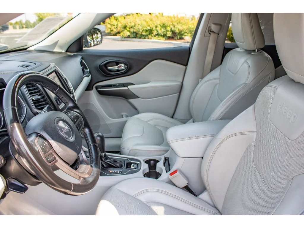 Used 2021 Sting-Gray Clearcoat Jeep Latitude Lux image 29