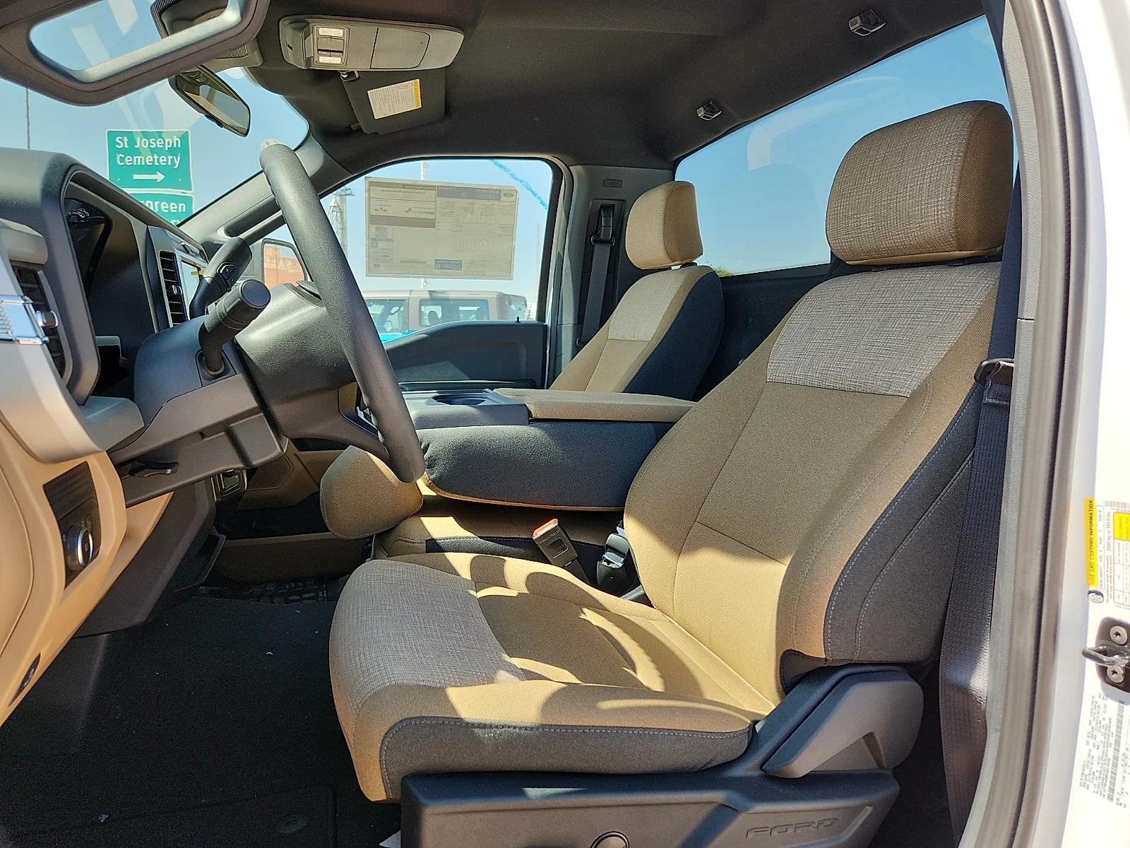 New 2027 Oxford White Ford XLT image 18