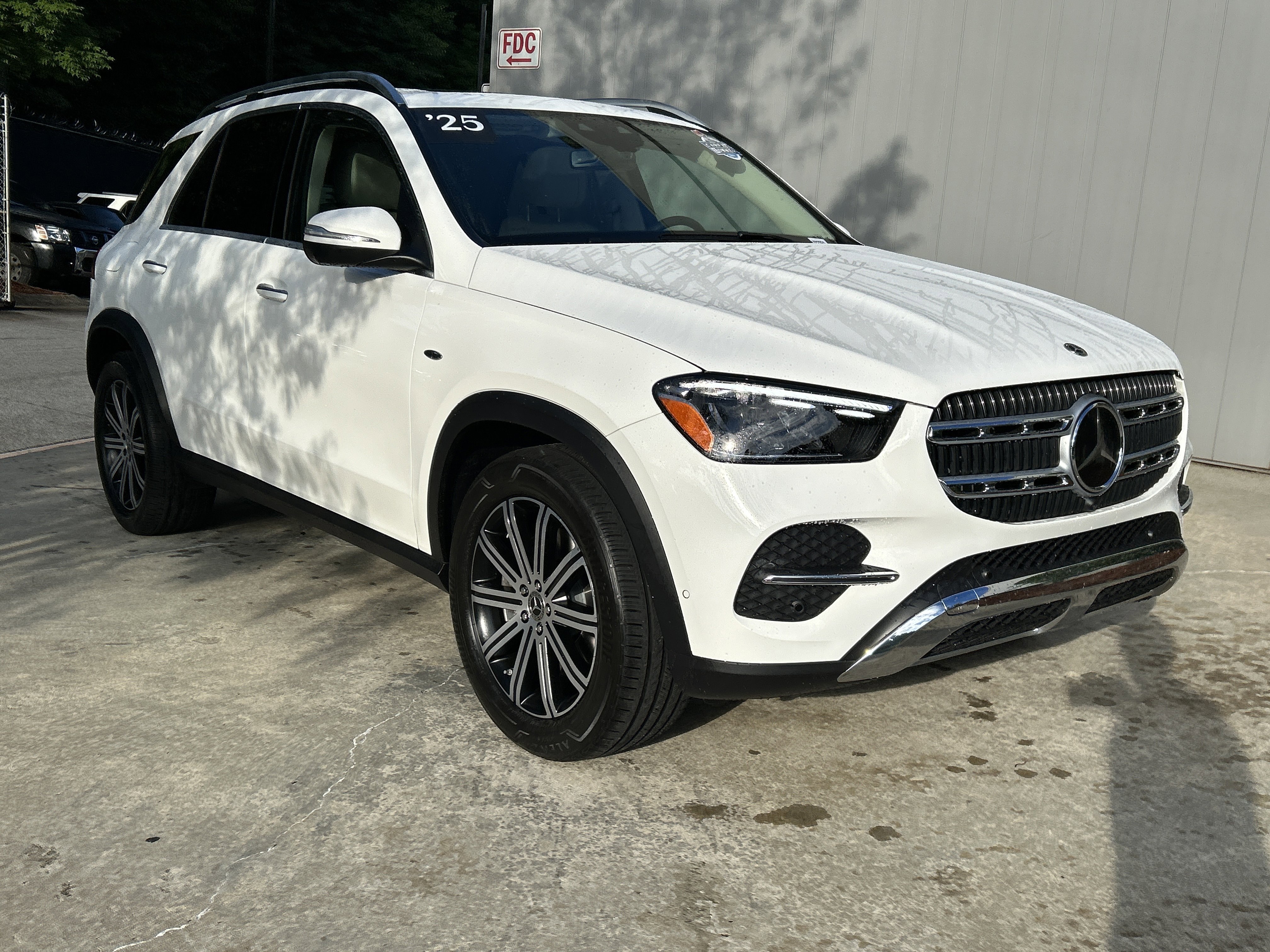 Certified Used 2025 Polar White Mercedes-Benz GLE 450e 4MATIC® SUV image 15