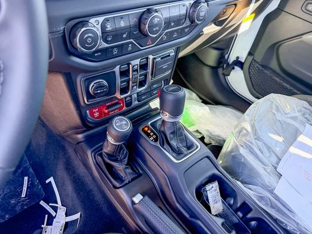 New 2026 Bright White Clear-Coat Exterior Paint Jeep Mojave X image 21