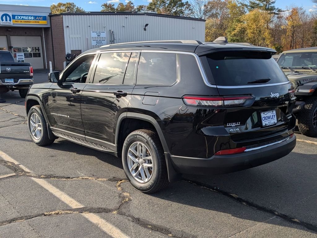 New 2025 Diamond Black Crystal Pearl-Coat Exterior Paint Jeep Laredo image 5