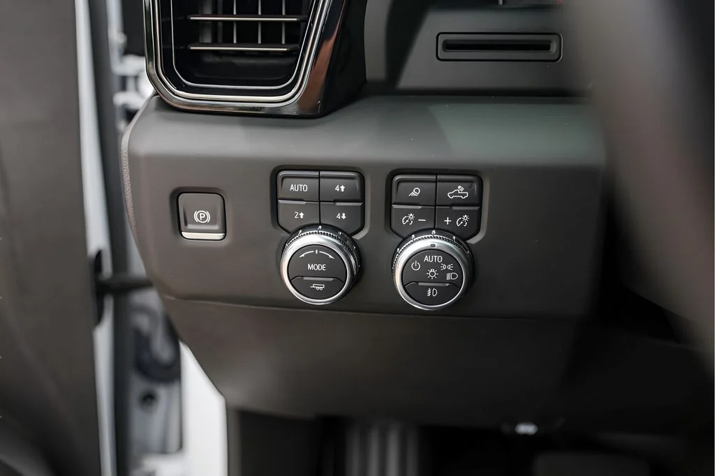 Used 2024 White GMC AT4 image 18