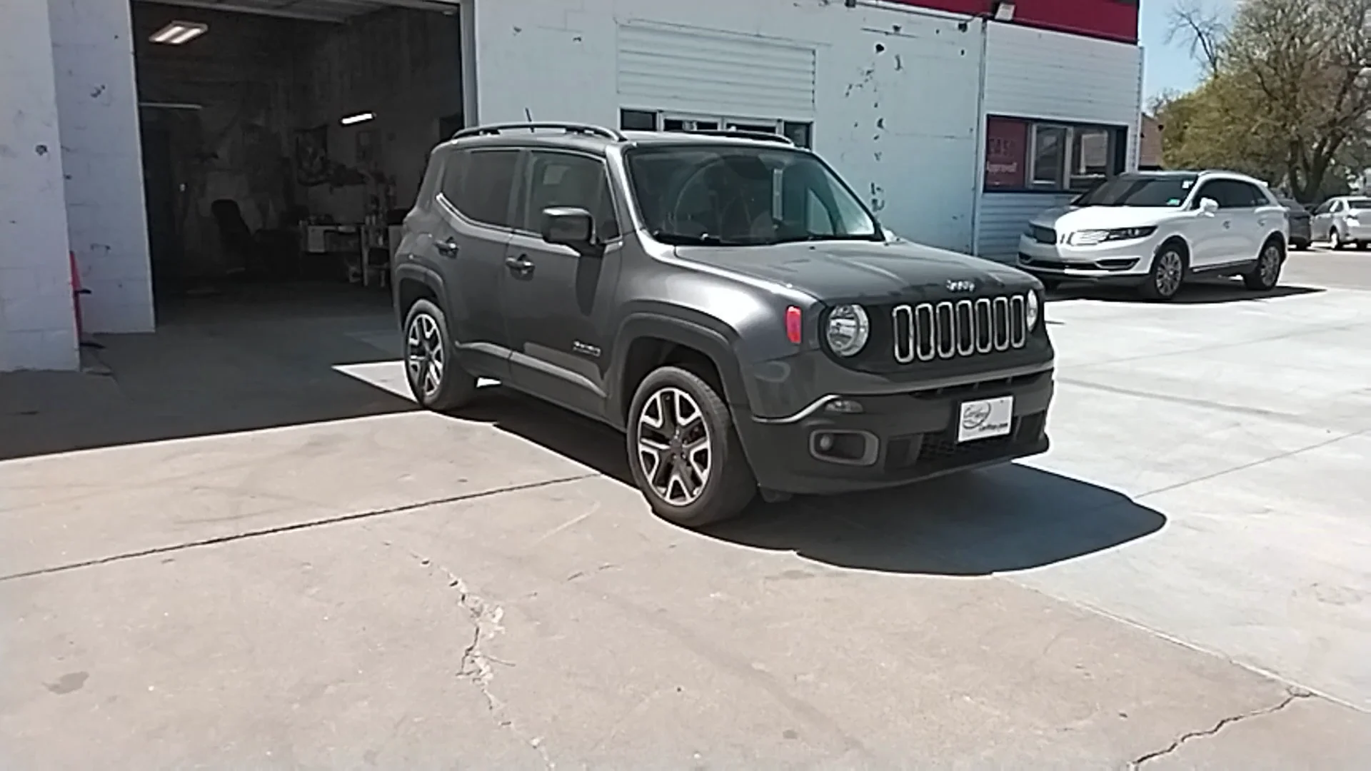 Used 2017 Gray Jeep LATITUDE image 3