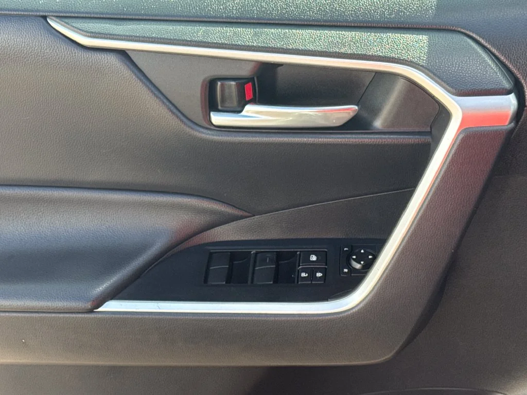 Used 2021 Silver Toyota XLE image 33
