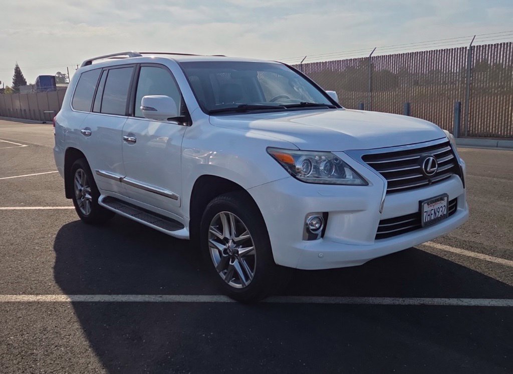 Used 2014 Starfire Pearl Lexus 570 image 2