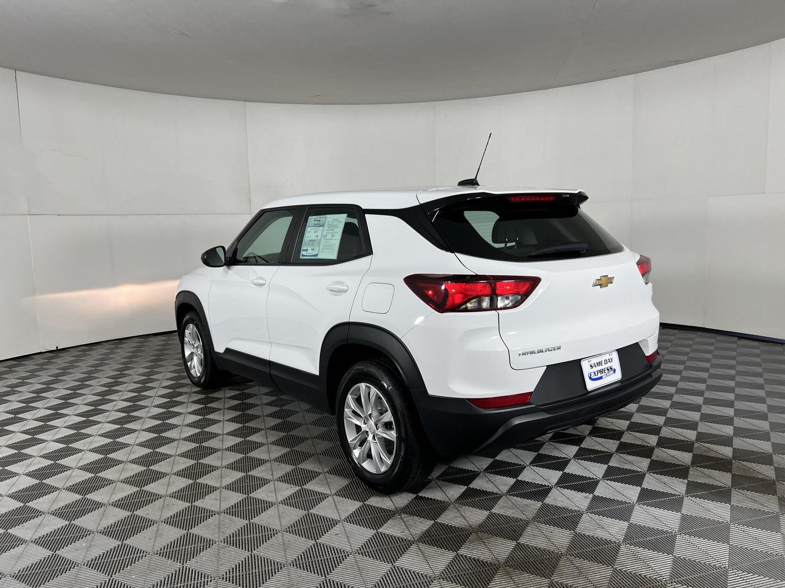 Used 2023 Summit White Chevrolet LS image 6