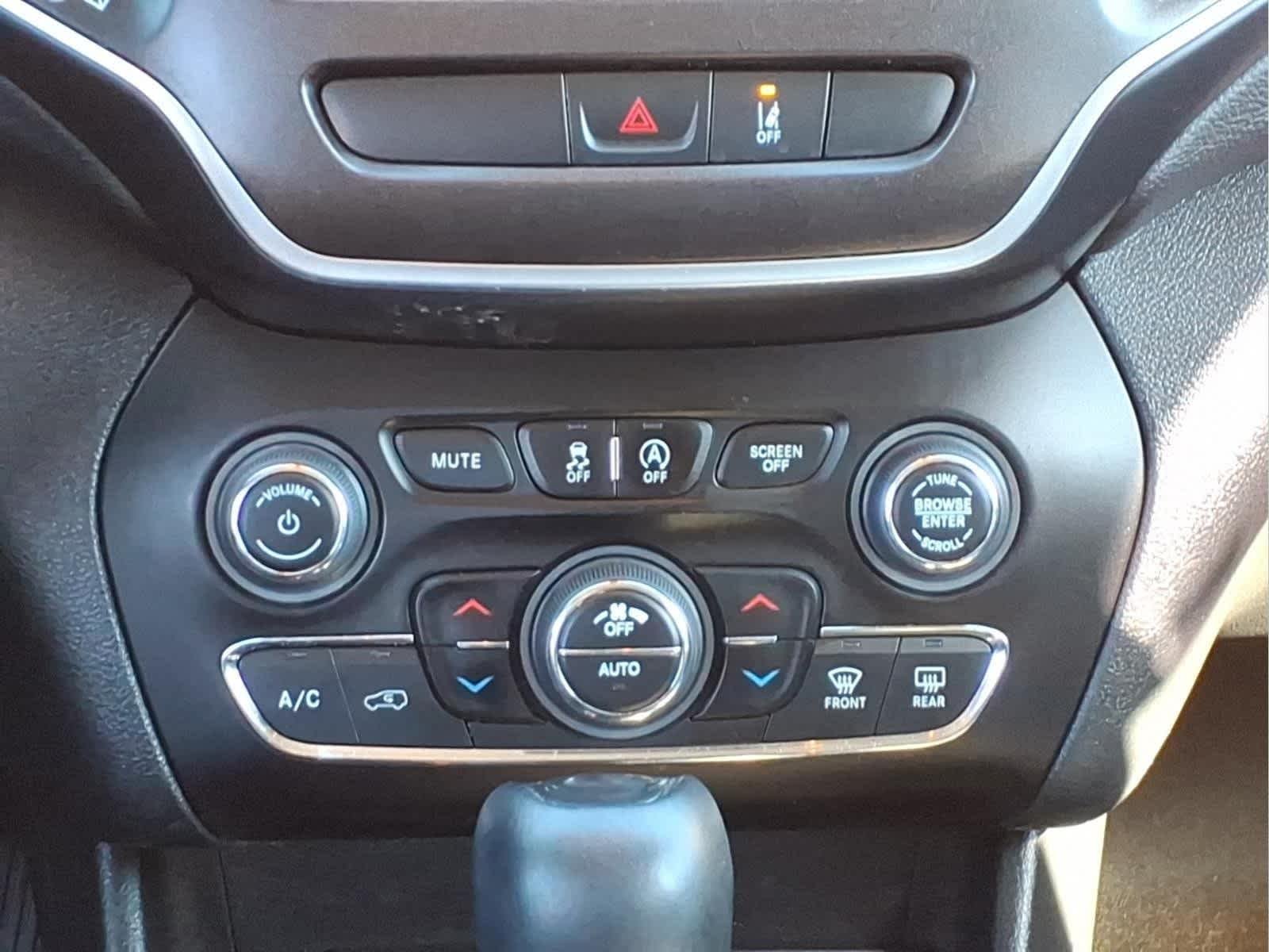 Used 2022 Bright White Clearcoat Jeep Trailhawk image 25