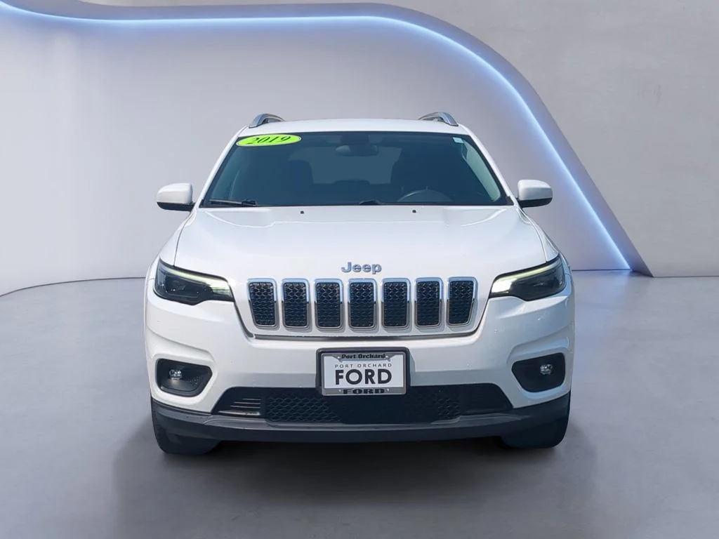 Used 2019 White Jeep Latitude image 10