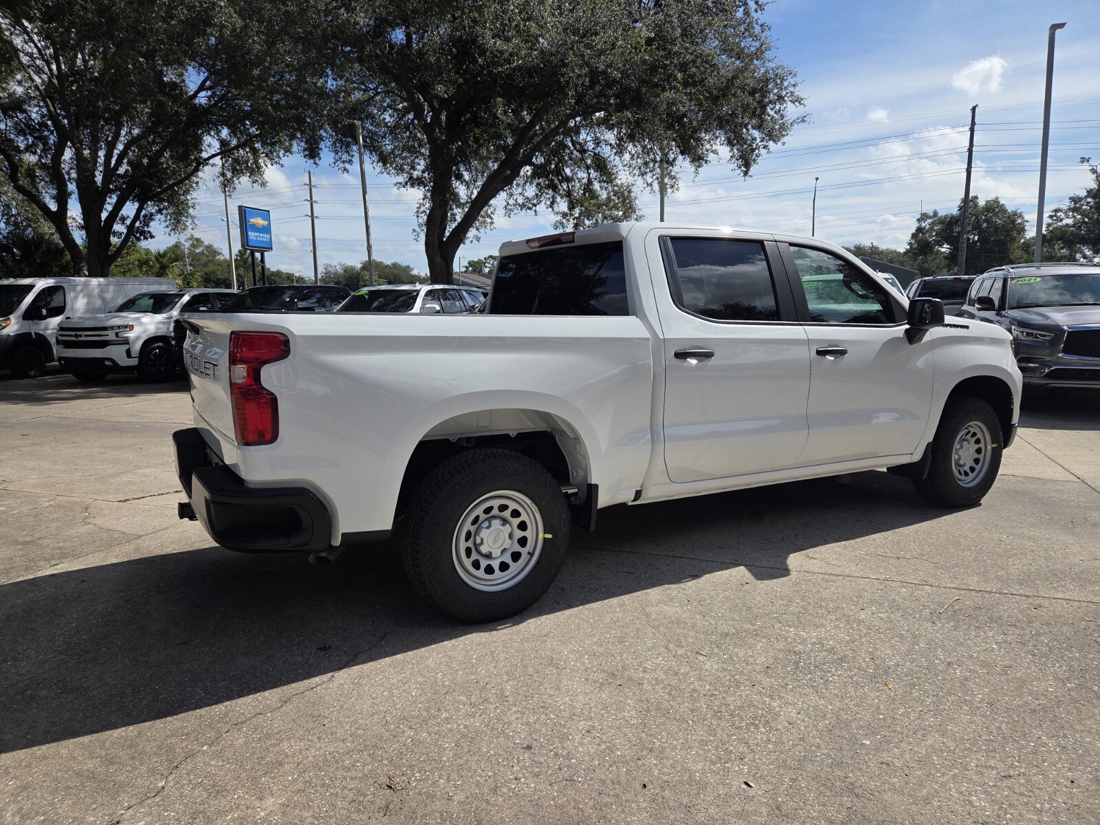 New 2026 Summit White Chevrolet WT image 7