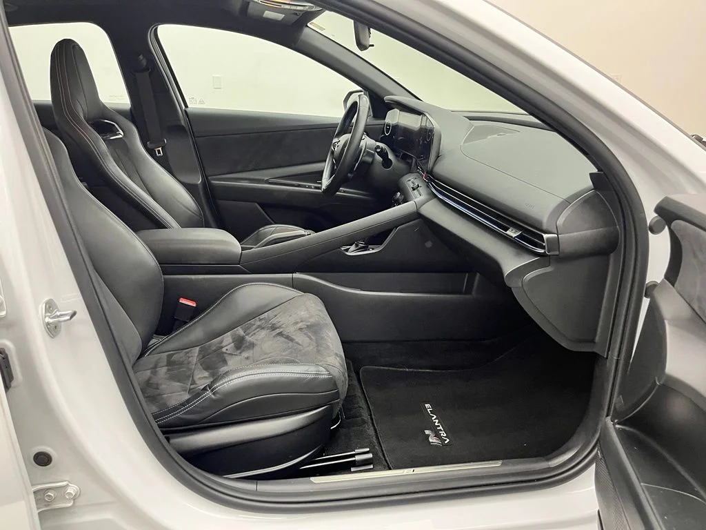 Used 2022 White Hyundai Base image 30