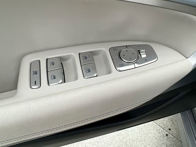 2024 GENESIS G70 Standard - Photo 23