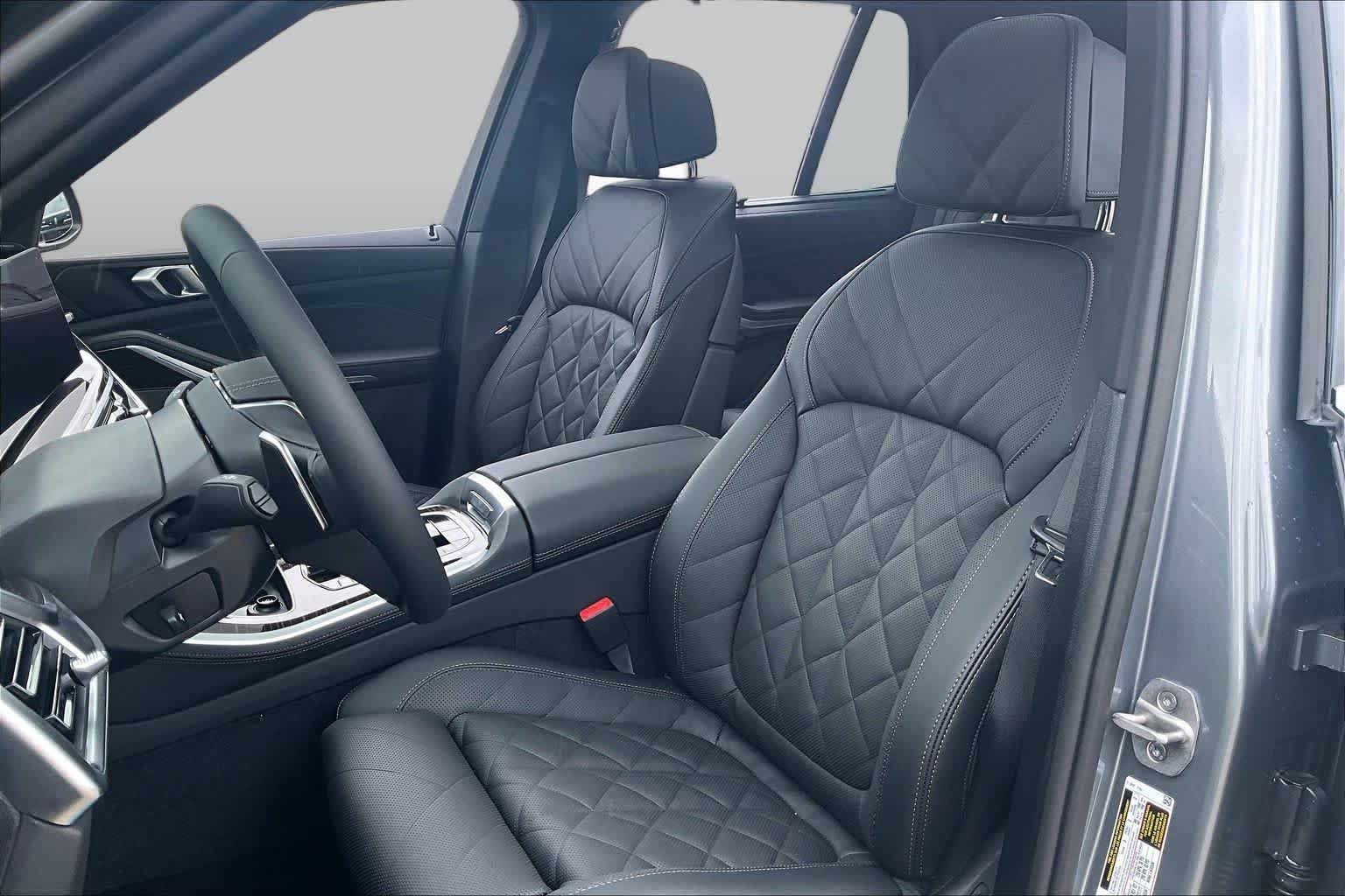 Used 2026 Skyscraper Grey Metallic BMW xDrive40i image 7