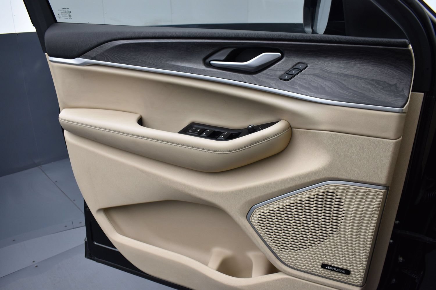 Used 2022 Rocky Mountain Pearlcoat Jeep Limited image 5