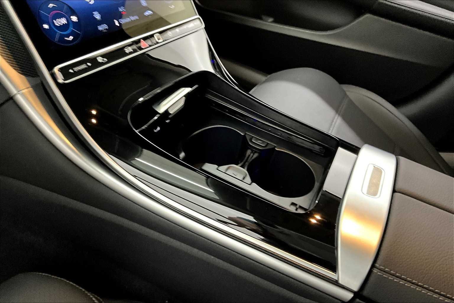 2025 Mercedes-Benz C-Class Sedan C 300 - Photo 7