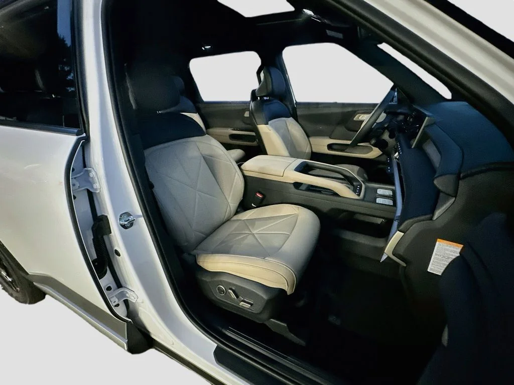 New 2027 Glacial White Pearl Kia EX image 30