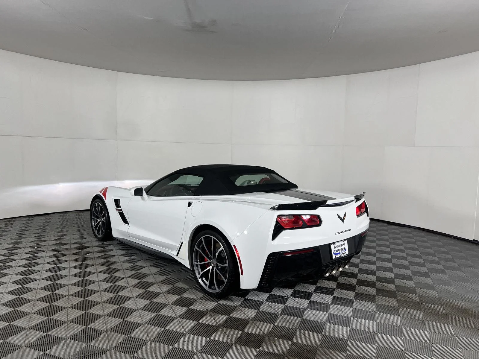 Used 2019 ARCTIC WHITE Chevrolet Grand Sport 2LT image 20