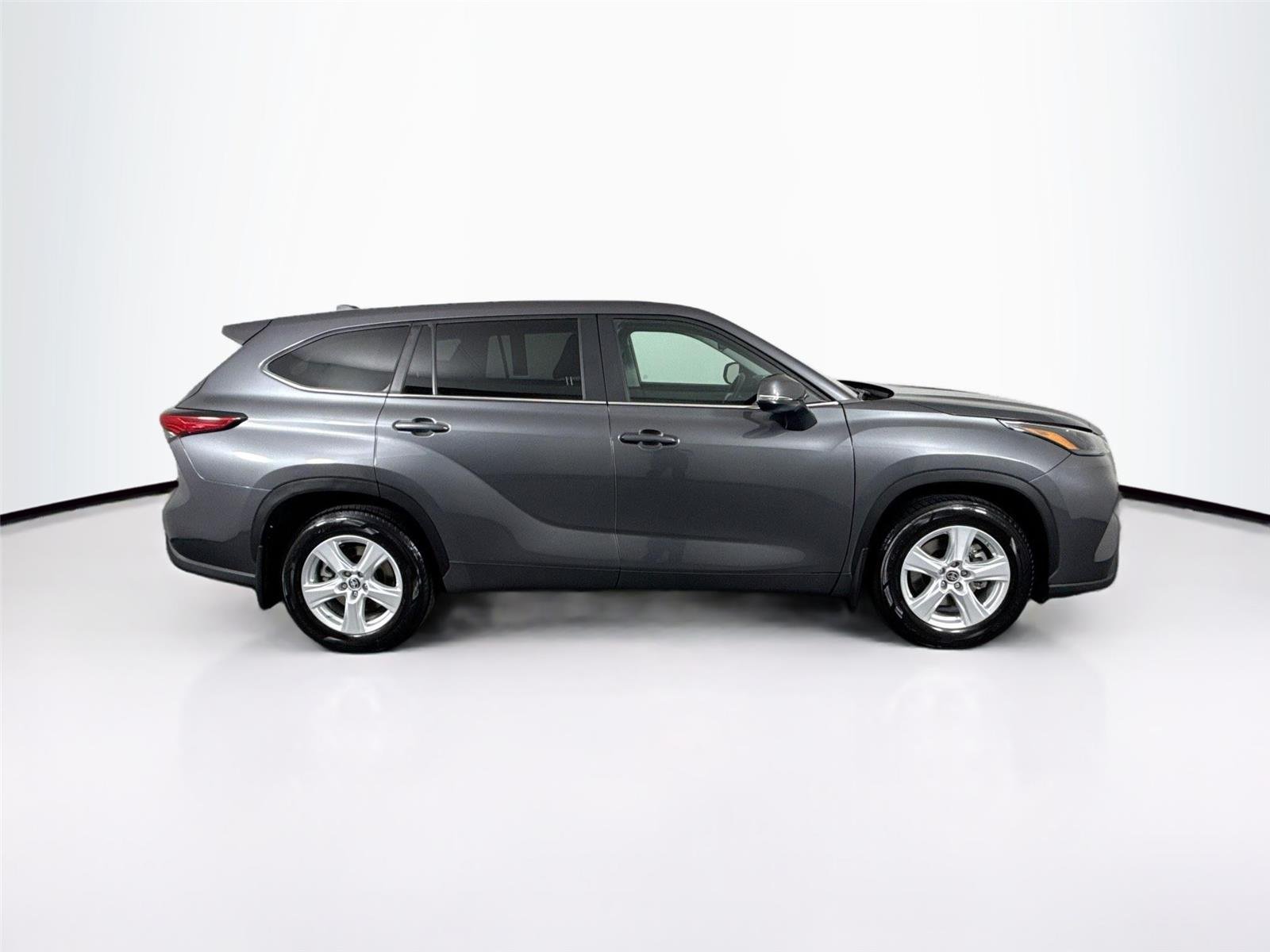 2023 Toyota Highlander L - Photo 9