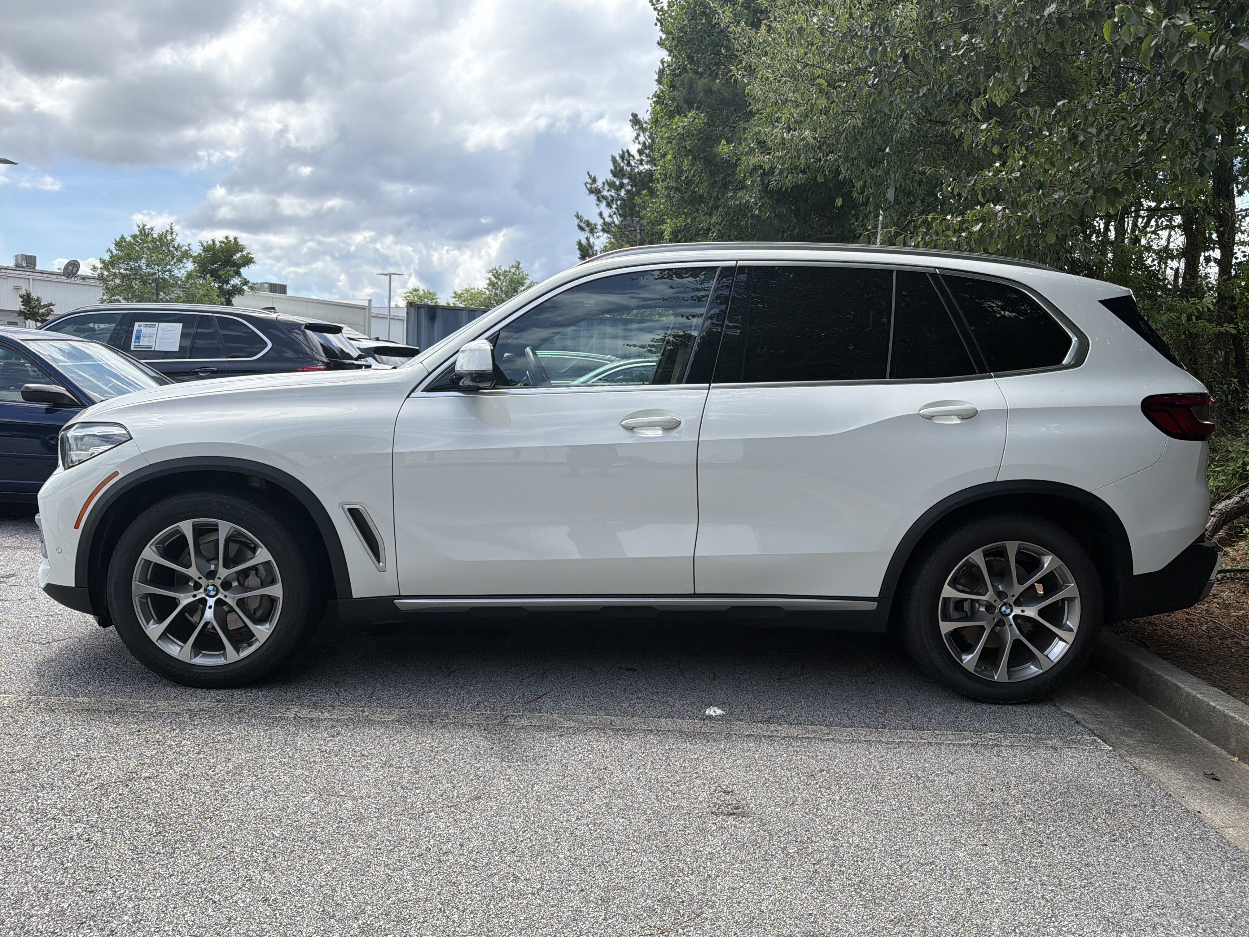 Used 2019 Alpine White BMW xDrive40i image 2