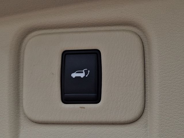 Used 2016 Red Nissan Platinum image 30