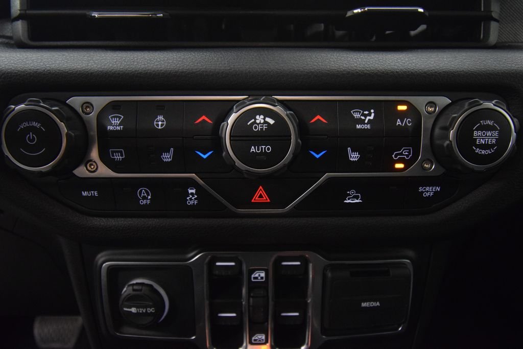 Used 2024 Earl Clearcoat Jeep Sport image 34