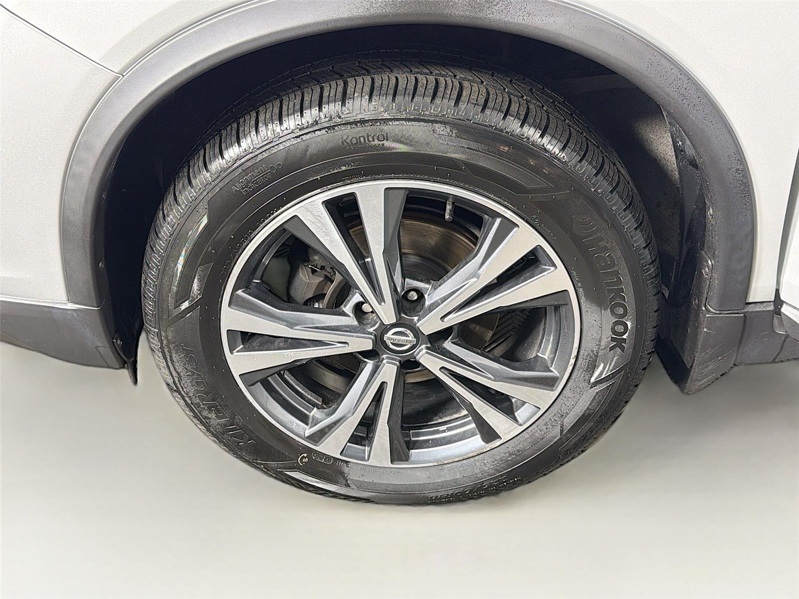 Used 2017 Brilliant Silver Nissan SL image 33