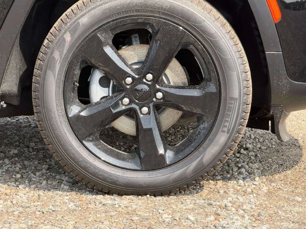 New 2026 Diamond Black Crystal Pearl-Coat Exterior Paint Jeep Limited image 9
