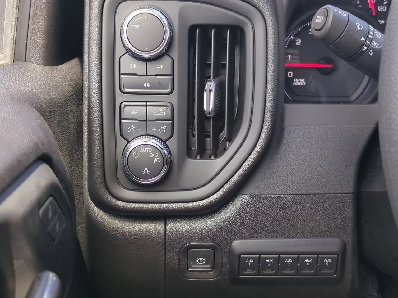 New 2025 Summit White GMC Pro image 17