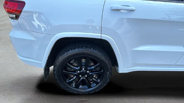 Used 2018 White Jeep Altitude image 37