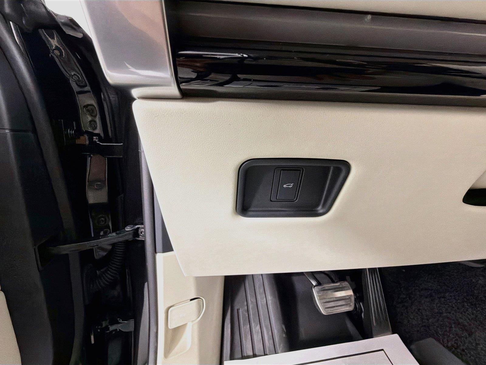 New 2026 Santorini Black Land Rover SE image 10