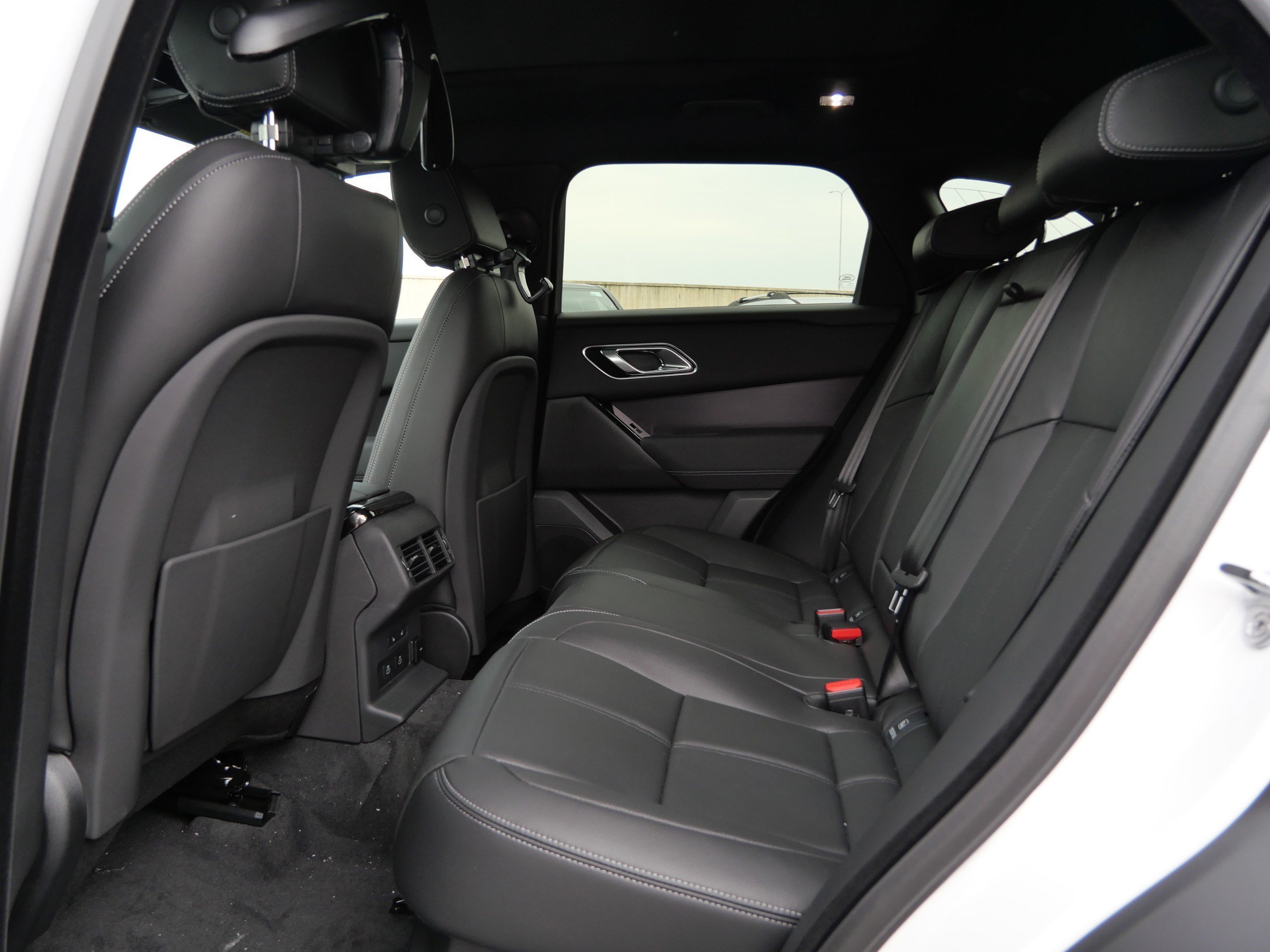New 2026 Ostuni Pearl White LAND ROVER  image 6