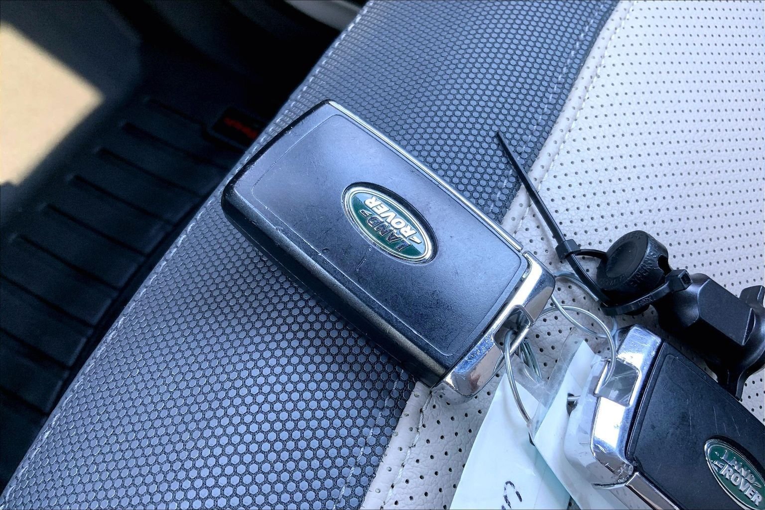 Used 2023 Fuji White Land Rover X-Dynamic SE image 13