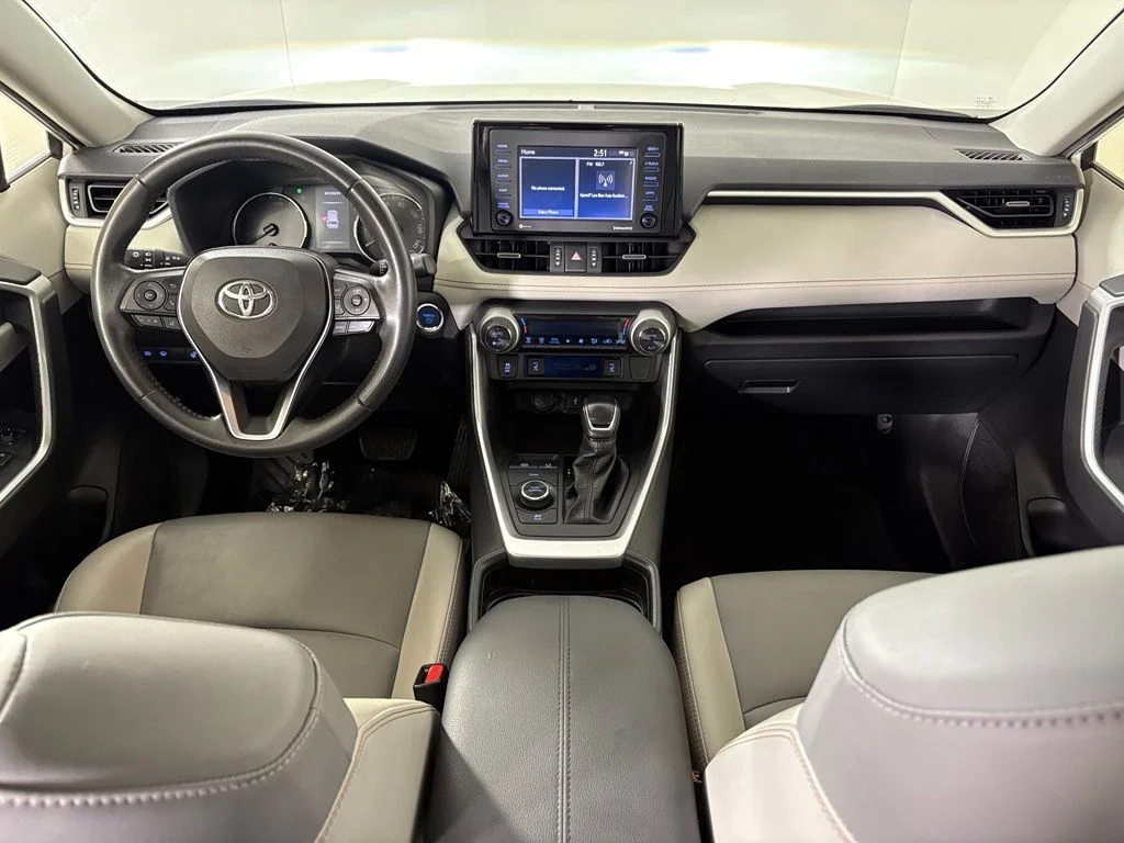 Used 2021 White Toyota XLE Premium image 33