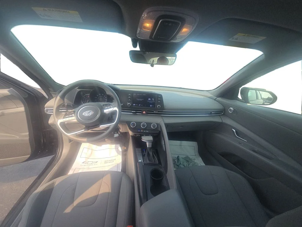Used 2022 Phantom Black Hyundai SE image 9