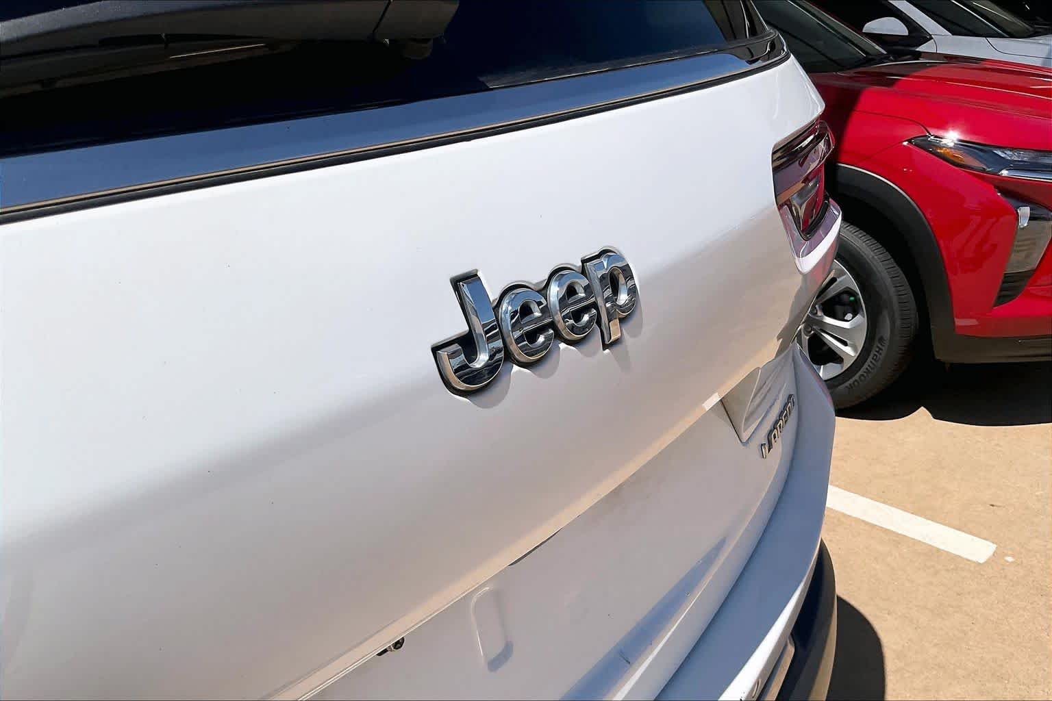 Used 2023 Bright White Clearcoat Jeep Laredo image 30