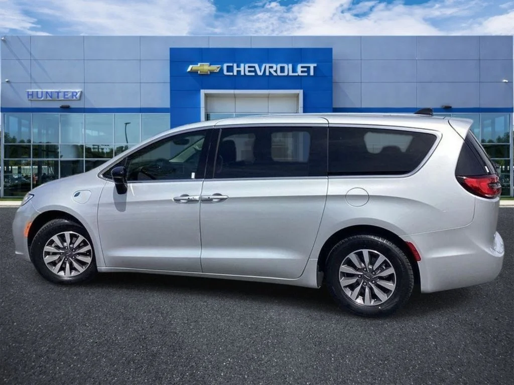 Used 2024 Silver Mist Clearcoat Chrysler Hybrid Select image 6