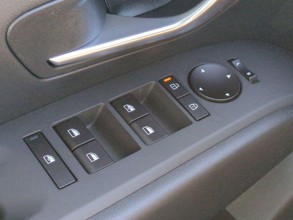 New 2027 Black Hyundai SE FWD image 29