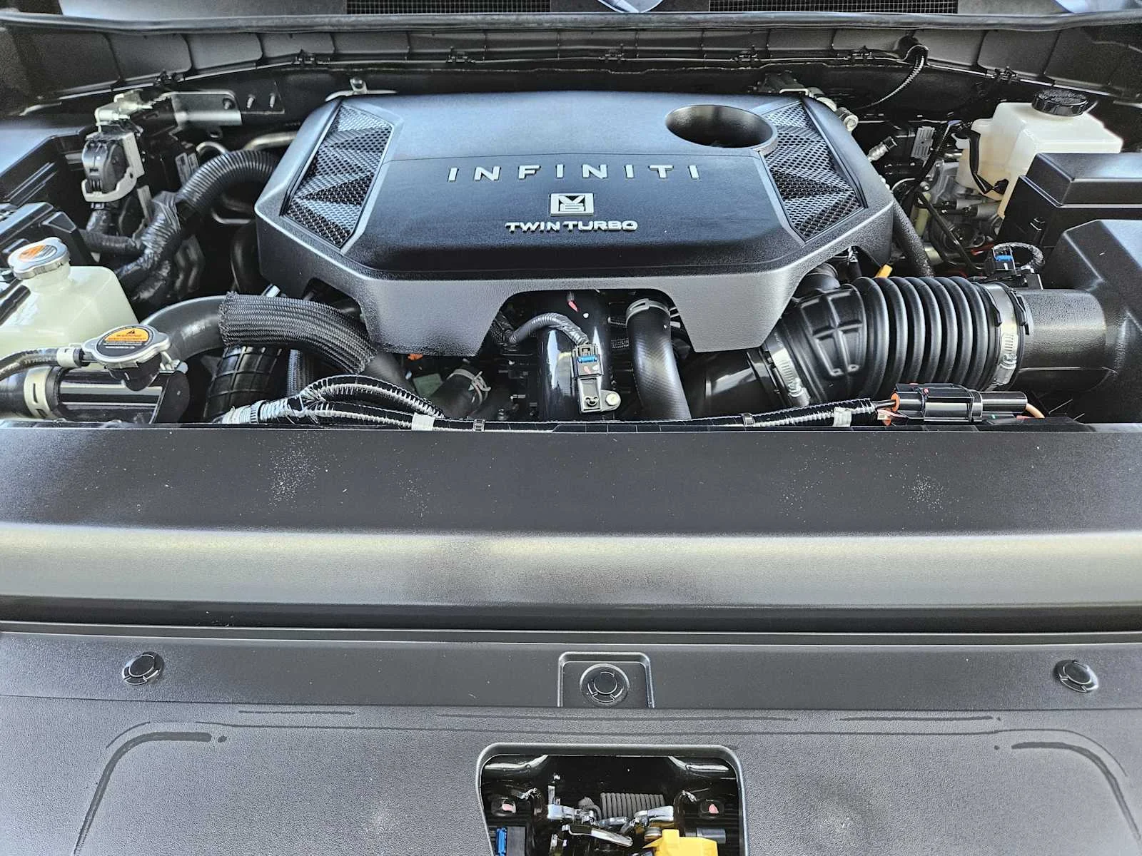 New 2027 RADIANT WHITE INFINITI Sport 4WD image 23
