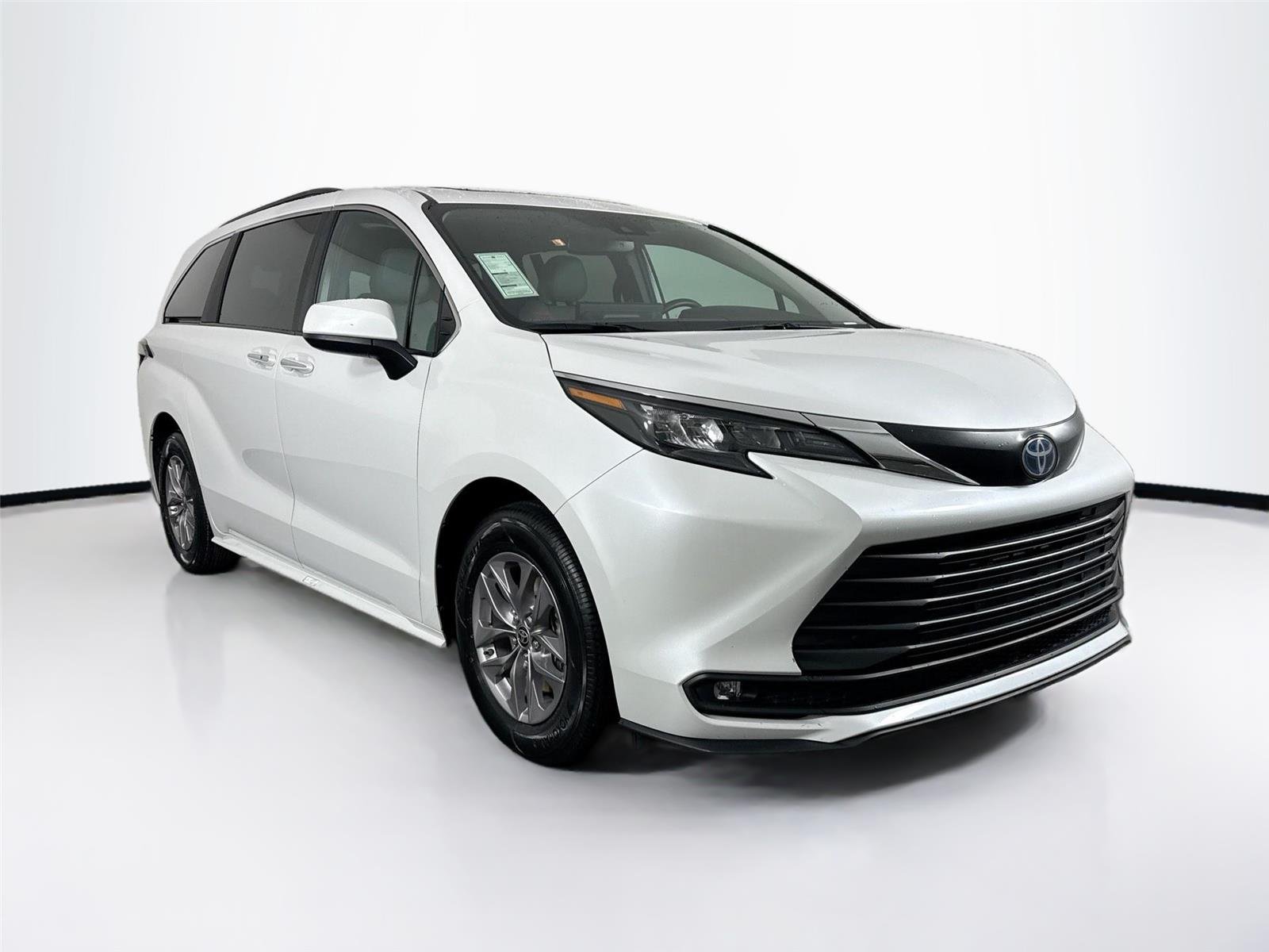 Used 2025 Wind Chill Pearl Toyota XLE 8-Passenger image 10