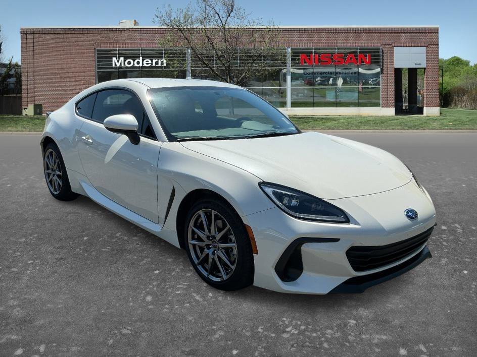 Used 2025 Crystal White Pearl Subaru Premium image 5